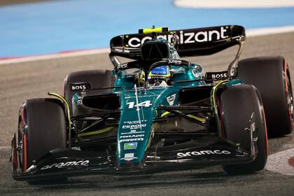 Fernando Alonso sorprendió con el mejor tiempo en la segunda práctica de la Fórmula 1 en Bahréin, a bordo de un Aston Martin, a dos días de la primera carrera del Mundial.
