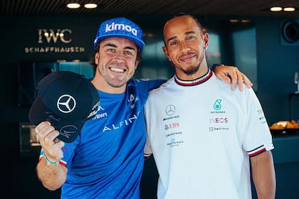 Fernando Alonso y Lewis Hamilton, sonrientes en el hospitality de Mercedes; "Ya es mía", escribió en redes sociales el asturiano, sobre la gorra que le dedicó el séptuple campeón de la Fórmula 1