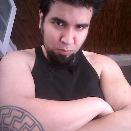 Fernando Andrés Sabag Montiel tiene 35 años, en su codo lleva tatuado la imagen conocida como Sol Negro, reivindicada por las SS