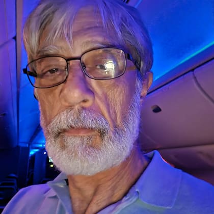 Fernando Artese durante el vuelo donde fue deportado a Roma, Italia
