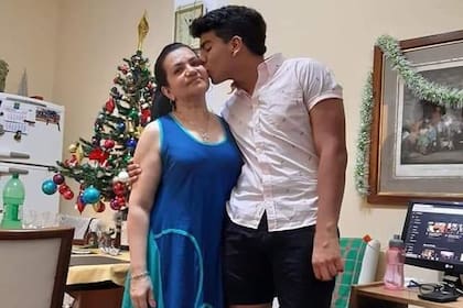 Fernando Báez Sosa, el chico de 19 años que fue asesinado a la salida de un boliche en Villa Gesell, y su madre, Graciela
