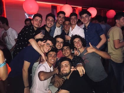 Fernando Báez Sosa se encontraba de vacaciones con sus amigos, entre ellos Tomás D'Alessandro, cuando fue asesinado por un grupo de jóvenes oriundos de Zárate