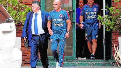 Fernando Barrales junto con su representado