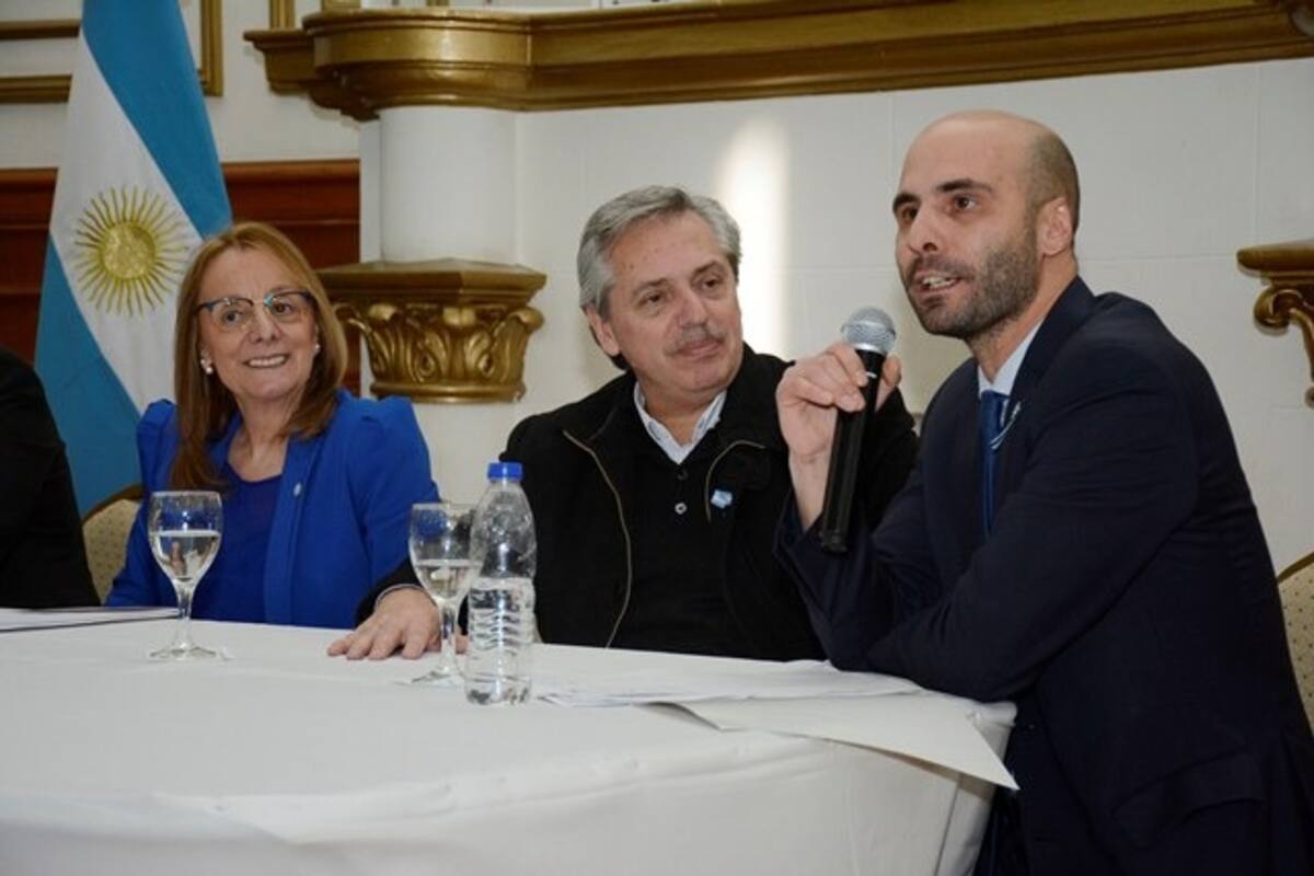Fernando Basanta, en mayo de 2019, junto a Alberto Fernández y a Alicia Kirchner