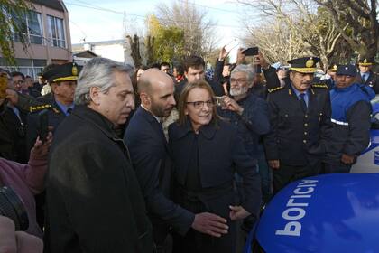 Fernando Basanta junto a la gobernadora Alicia Kirchner y el entonces candidato presidencial del FdT Alberto Fernández, durante la presentación de móviles policiales en Río Gallegos. Foto Archivo del 20 de mayo de 2019.