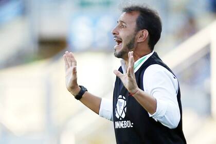 Fernando Batista da indicaciones, durante un encuentro al mando de la selección Sub 20 en el Sudamericano de Chile de esta temporada