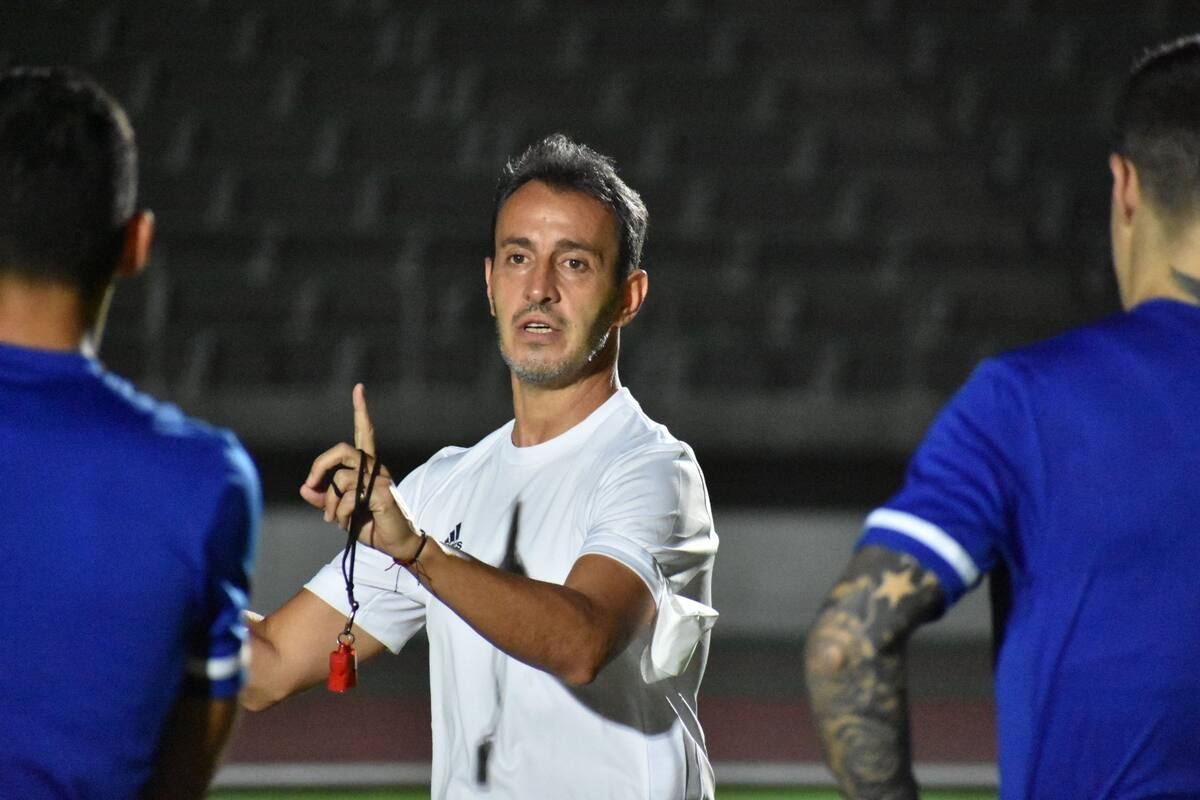 Fernando Batista da indicaciones en el primer entrenamiento en Japón