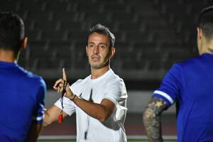 Fernando Batista da indicaciones en el primer entrenamiento en Japón