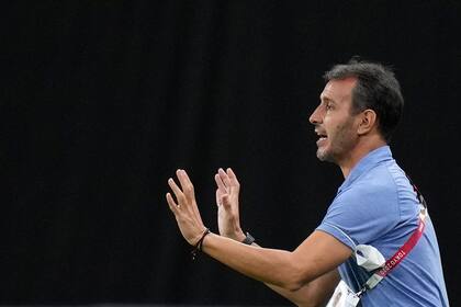 Fernando Batista quedó en el medio de acusaciones de falsificación de los documentos de los jugadores que juegan en Inglaterra y el DT argentino salió a desmentirlo