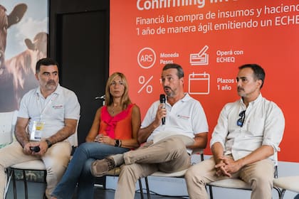 Fernando Bautista, Head de Agronegocios de Santander; Silvia Tenazinha, directora de Banca Comercial; Alejandro Butti, CEO del banco, y Rodrigo Park, economista jefe
