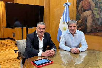 Fernando Bearzi, titular del ANSES, y el ministro de Economía, Luis Caputo