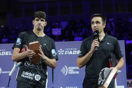 Fernando Belasteguín habla y Arturo Coello escucha, durante la premiación en el Mendoza Premier Pádel