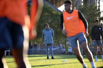 Fernando Berón dirigió su primera práctica en San Lorenzo, que sigue en crisis.