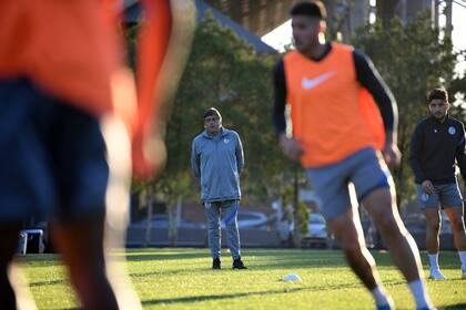 Fernando Berón, DT interino, dirige una práctica al mando del plantel profesional de San Lorenzo