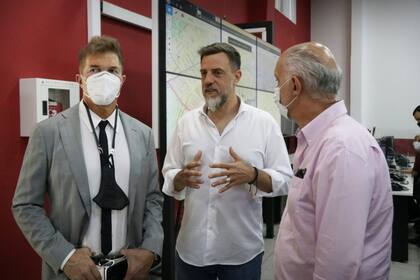 Fernando Burlando, Diego Kravetz y Néstor Grindetti, en el centro de monitoreo de Lanús