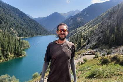 Fernando Caíno en el lago de Kolsai, Kazajistán