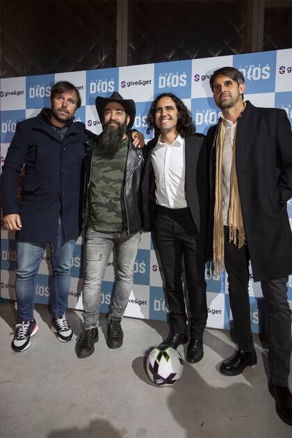 Fernando Cavenaghi, Piti Fernandez, Juampi Sorin y Pereyra posan juntos tras conocer el nuevo avión Tango Dios