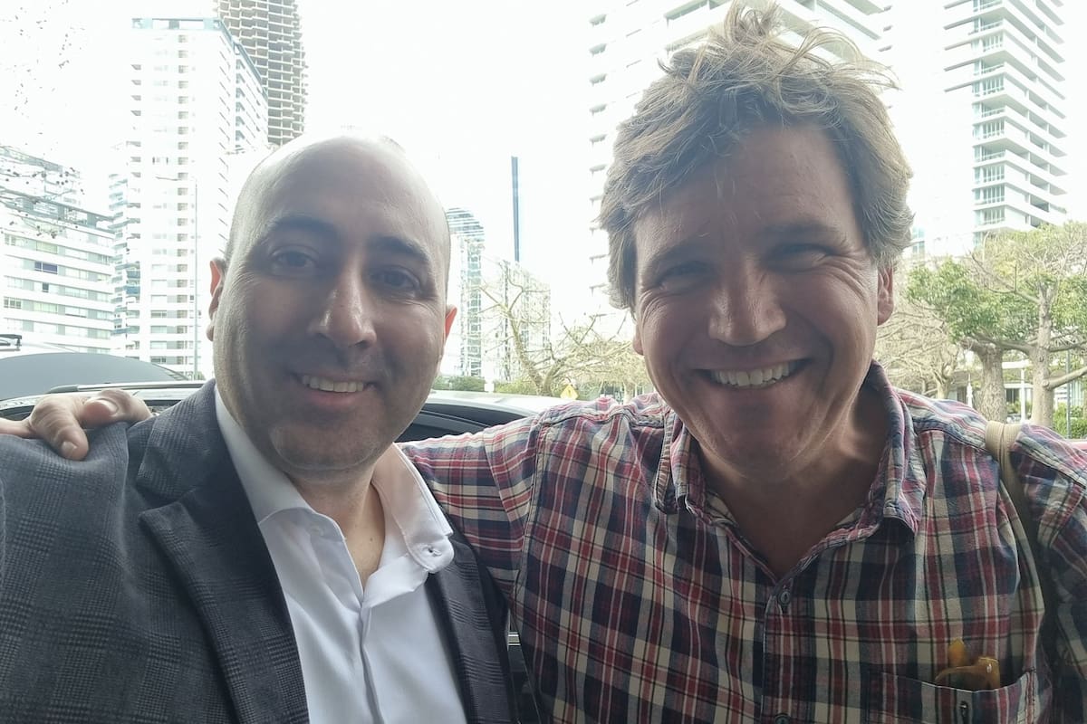 Fernando Cerimedo, asesor de Milei, cuando recibió en Buenos Aires al periodista de Estados Unidos Tucker Carlson