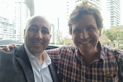 Fernando Cerimedo, asesor de Milei, cuando recibió en Buenos Aires al periodista de Estados Unidos Tucker Carlson