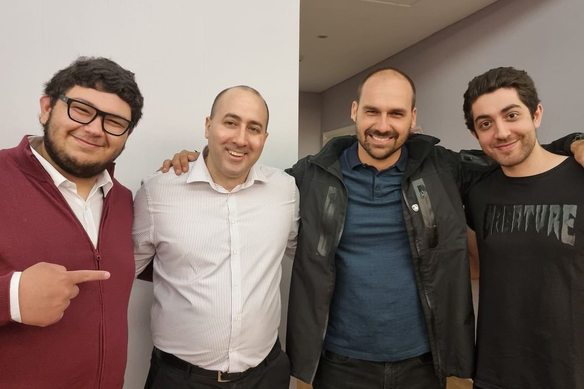 Fernando Cerimedo, de camisa blanca, junto con Eduardo Bolsonaro, de campera negra, durante una de las visitas del hijo del expresidente brasileño a la Argentina