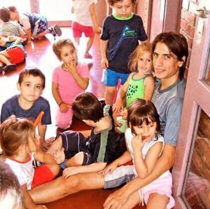 Fernando Champomier y una postal de comienzos de siglo, como profesor de Educación Física en nivel inicial