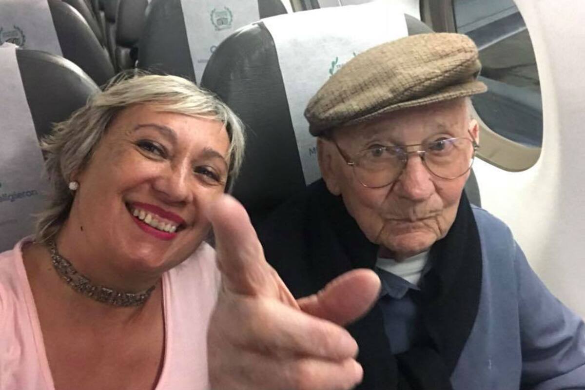 Fernando con su hija Eliana en el avión