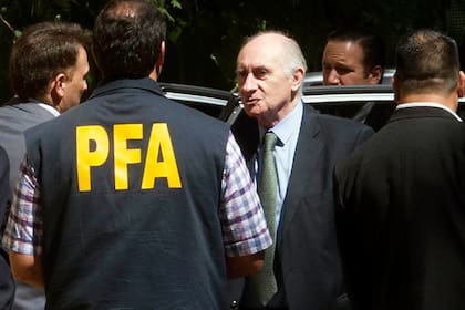 Fernando de la Rúa al llegar a los tribunales de Comodoro Py, el 23 de diciembre de 2013, para declarar por la causa de las coimas en el Senado