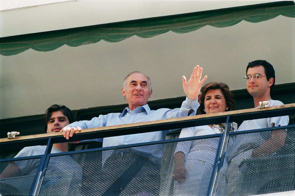 Fernando de la Rúa, con su familia, saluda desde el balcón de su departamento en 1999
