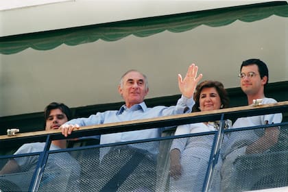Fernando de la Rúa, con su familia, saluda desde el balcón de su departamento en 1999