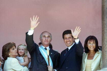 Fernando de la Rúa, junto a su compañero de fórmula de la Alianza, Carlos "Chacho" Álvarez, acompañados de sus esposas, en el día de la asunción presidencial