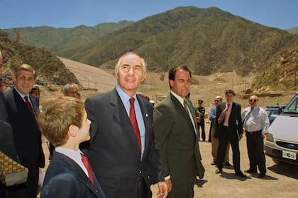 Fernando De la Rúa junto al entonces gobernador de Mendoza, Roberto Iglesias, durante la apertura de compuertas del Dique Potrerrillos, el lunes 10 de diciembre del 2001