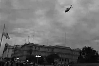 Fernando De la Rúa, renunciado, se va en el helicóptero presidencial