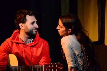 Fernando Del Gener y Jimena López en Esas cosas que se dicen y que son extrañas, una de las tantas ofertas teatrales del ciclo Argentina Florece, que se inicia el viernes