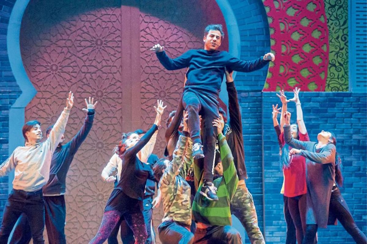 Fernando Dente en un ensayo de la obra, junto al numeroso ensamble