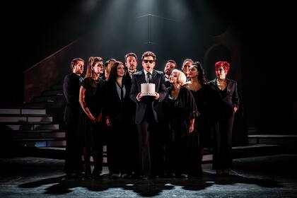 Fernando Dente y el elenco de Company en una de las escenas de este elogiado musical