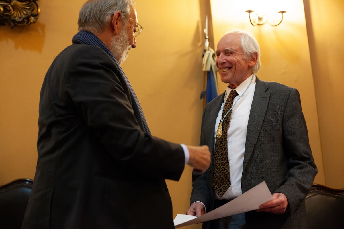 Fernando Devoto entrega el collar y el diploma a Pablo Gerchunoff en el acto de incorporación a la Academia Nacional de Historia
