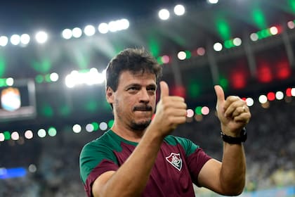 Fernando Diniz, director técnico de Fluminense, se enfrentó con River por la Copa Libertadores; ahora dirige a Brasil, sin dejar al club carioca.