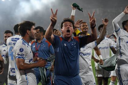 Fernando Díniz ganó la Libertadores 2024 con Fluminense y busca quedarse con la Sudamericana