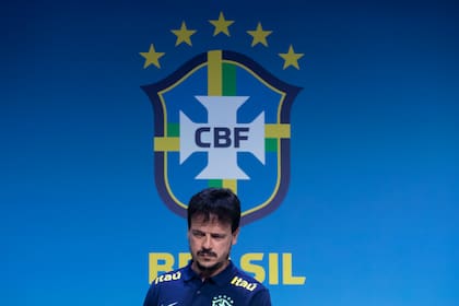 Fernando Diniz recibió fuertes cuestionamientos, pero Romario lo respalda "hasta el final"