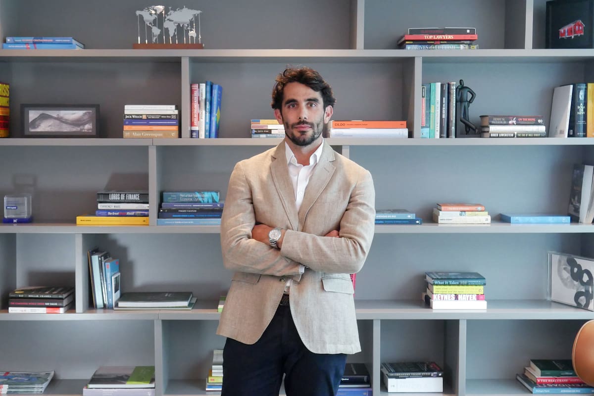 Fernando Eguren estudió Economía en la Universidad Di Tella, hizo un máster en el instituto académico del Banco Central de España (Cemfi) y el doctorado en la Universidad de Oxford; trabajó en el Banco Central de Inglaterra, en la Reserva Federal y, desde 2021, en el fondo de gestión de inversiones SPX Capital