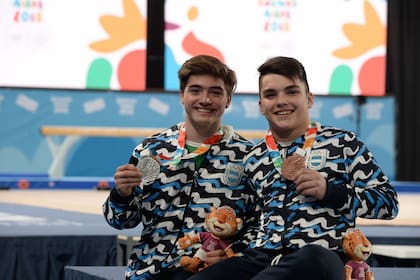 Fernando Espíndola junto a Santiago Escallier, otro medallista en gimnasia en Buenos Aires 2018