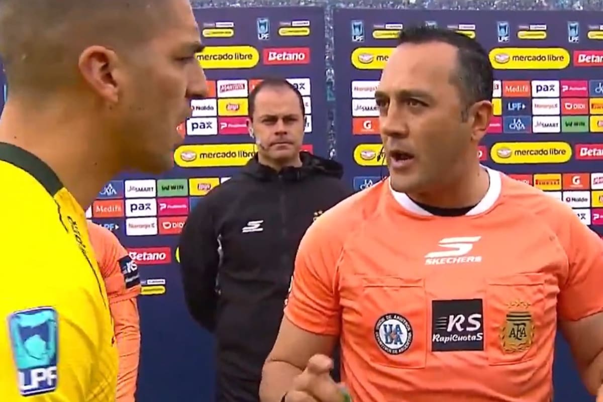 Fernando Espinoza, en el sorteo de capitanes en Belgrano vs. Defensa y Justicia; su manera de conducirlo generó descontento en la cúpula arbitral