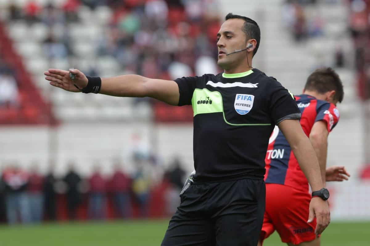Fernando Espinoza, que viene de dirigir el clásico entre Racing y San Lorenzo, impartirá justicia en Boca - Atlético Tucumán