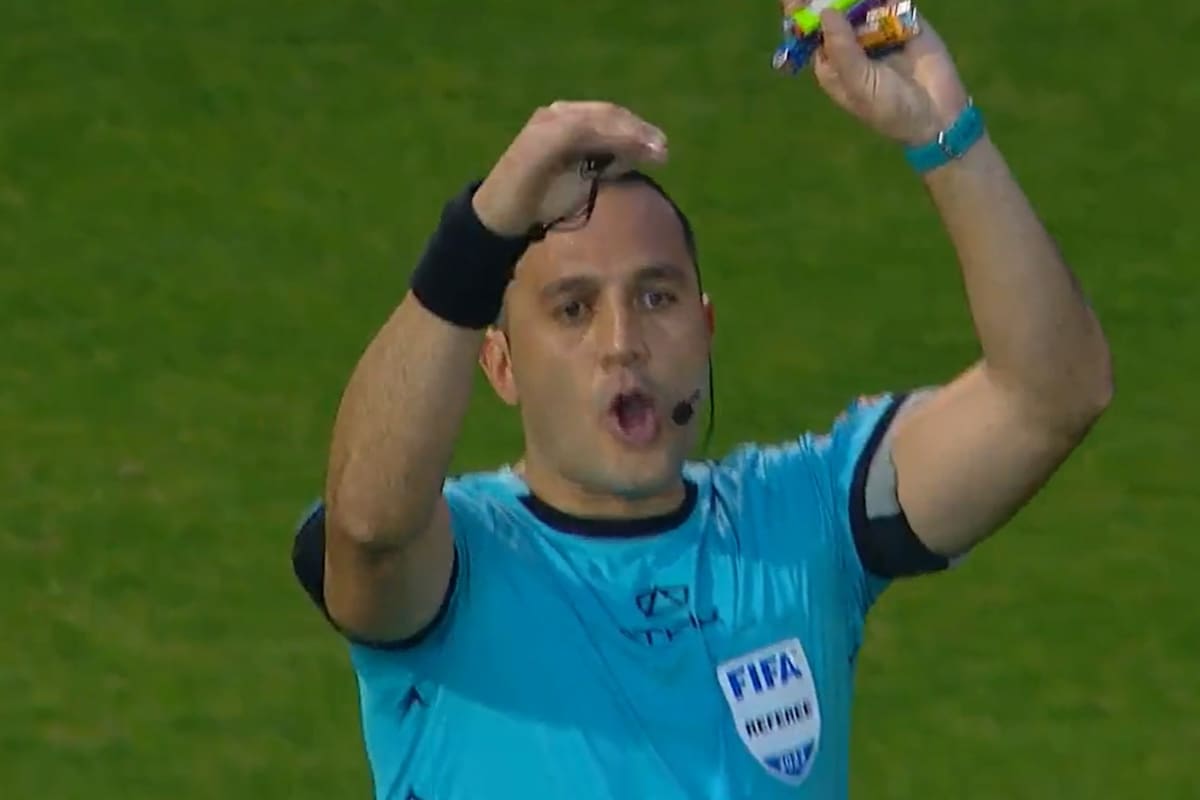 Fernando Espinoza sostiene encendedores que arrojaron desde la tribuna de Rosario Central y advierte que ya no aceptará más agresiones