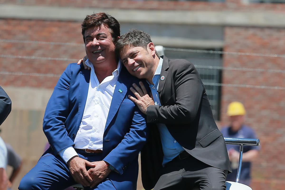 Fernando Espinoza y Axel Kicillof, juntos durante un acto de entrega de viviendas, el 27 de diciembre de 2024