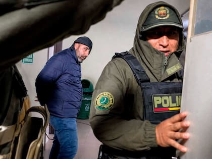 Fernando Cerimedo, exasesor de Javier Milei, en el Palacio de Justicia de Santa Cruz, donde lo trasladaron para una audiencia cautelar