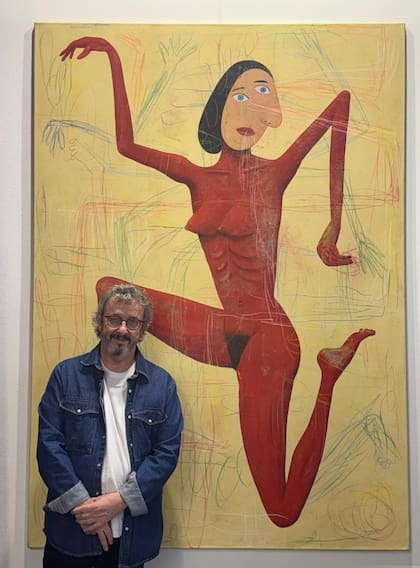 Fernando Farina, curador, con obra de Daniel García en Mostra Gallery