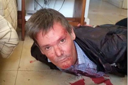 Fernando Farré en el piso del vestidor donde apuñaló a su mujer