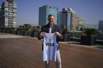 Fernando Ferrara, en LA NACION con la icónica camiseta argentina