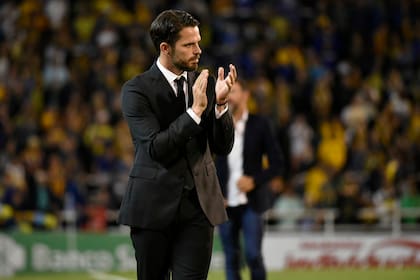 Fernando Gago aplaude para darle ánimo a sus jugadores